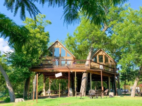 Waterfront Prairie Flower Treehouse